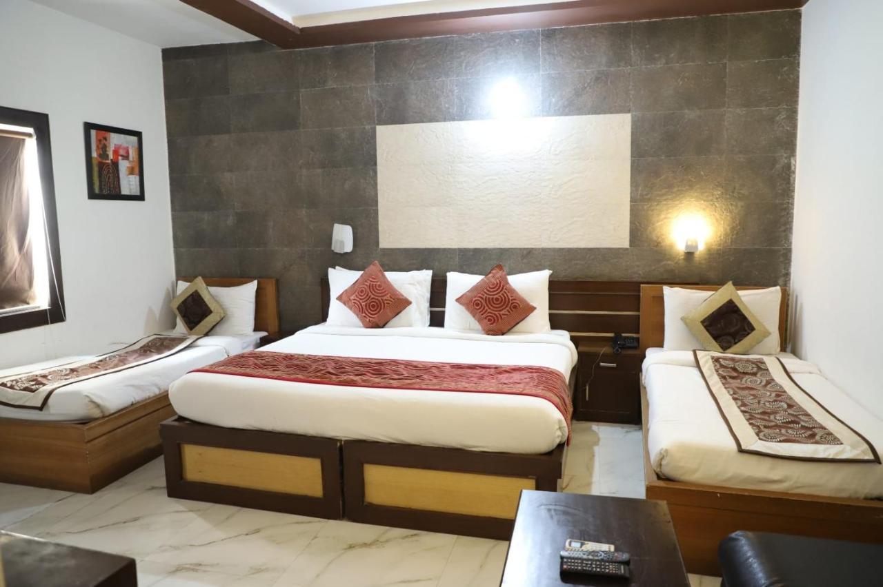 Hotel Tara Palace By Goyal Hoteliers Агра Экстерьер фото